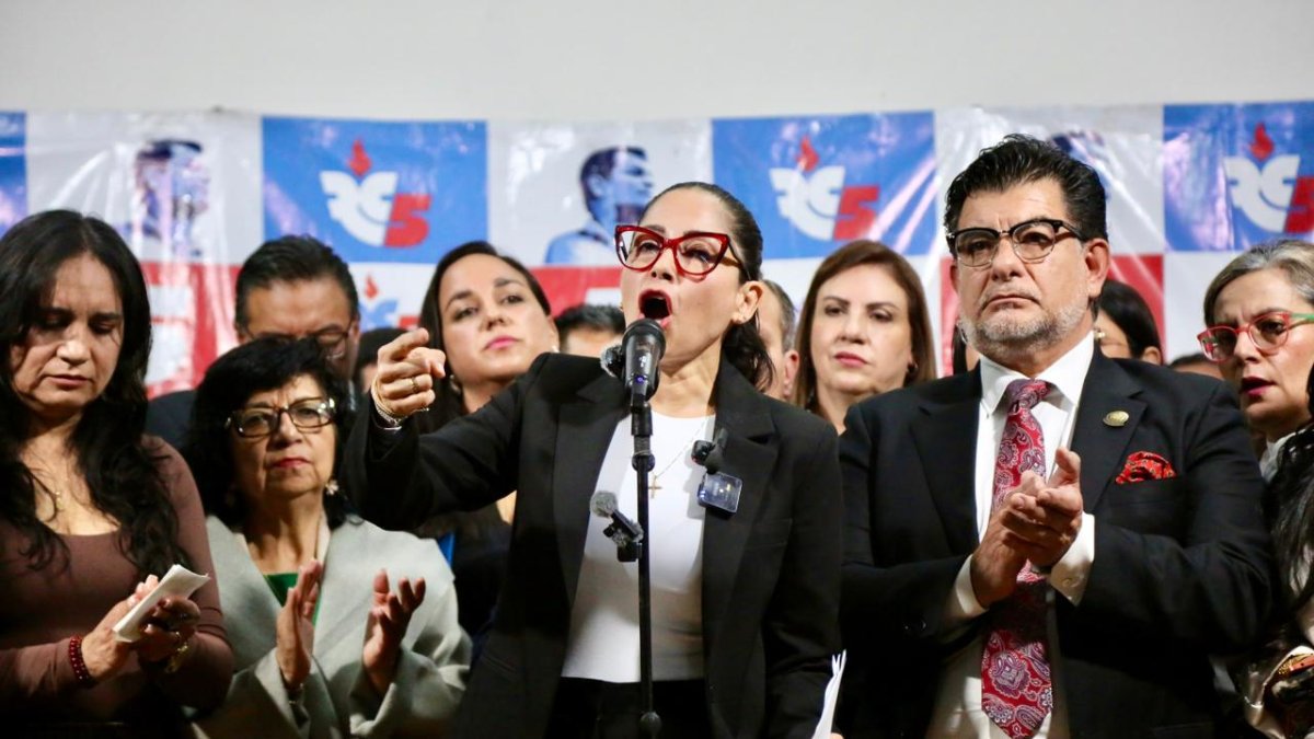 Luisa González ofreció una rueda de prensa en la sede de la Revolución Ciudadana.