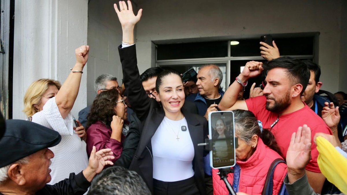 Asambleístas y militantes de la Revolución Ciudadana se concentraron en la sede política del movimiento en Quito.