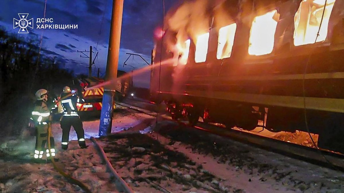 Rescatistas ucranianos tratan de sofocar un incendio en la región de Jarkov, Ucrania, el 27 de enero de 2026.
