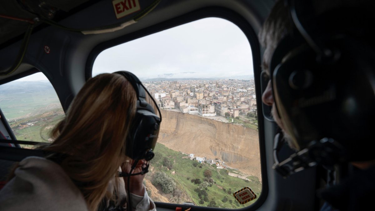 La primera ministra italiana, Giorgia Meloni, sobrevuela este miércoles, 28 de enero de 2026, el pueblo siciliano de Niscemi, en el sur del país.