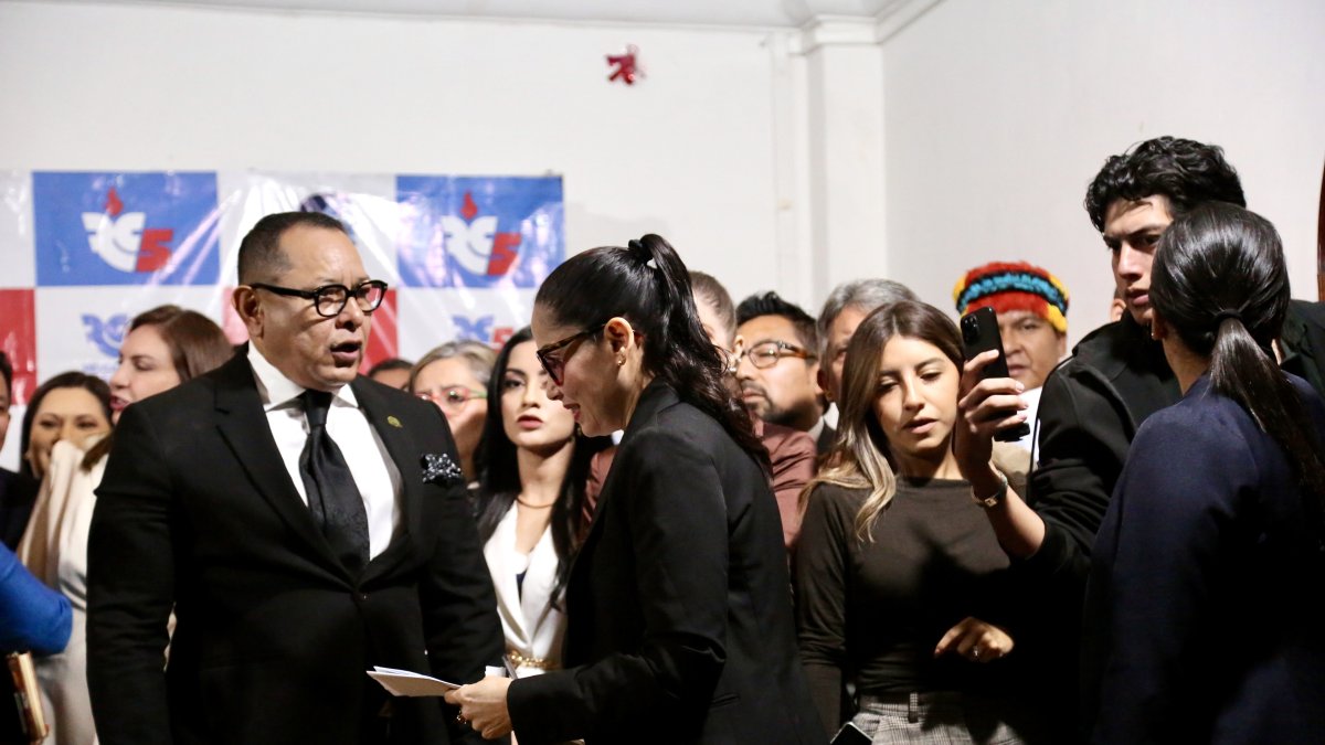 Luisa González dio una rueda de prensa después del allanamiento, en donde estuvo acompañada de sus compañeros de partido, este 28 de enero de 2026.