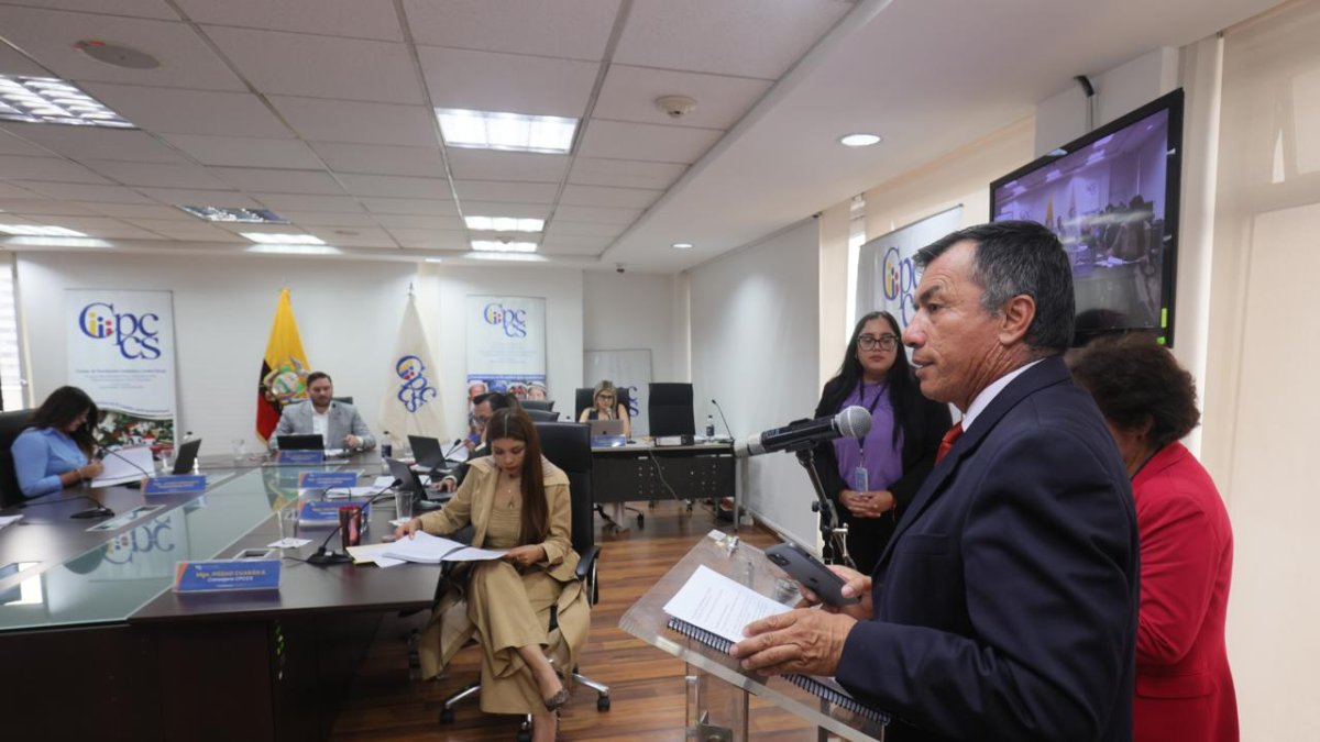 El coordinador de la veeduría, Hugo Arteaga, compareció ante el Pleno del CPCCS.