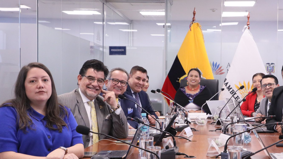 Legisladores escuchan el rechazo de Chávez a las acciones judiciales en su contra.