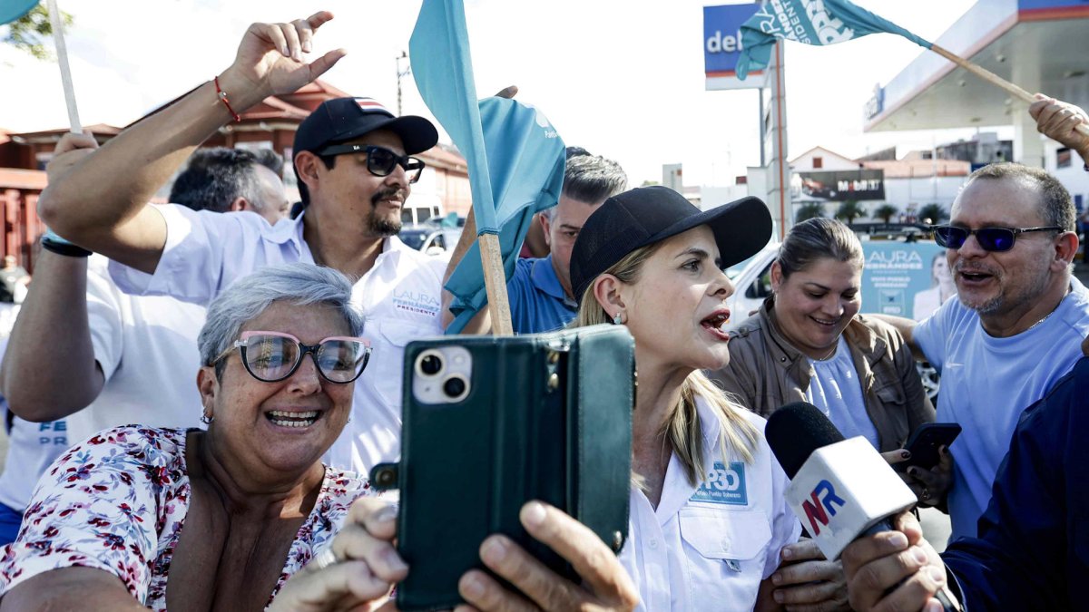 La candidata a la presidencia de Costa Rica Laura Fernández (c), saludando a simpatizantes en San José (Costa Rica).