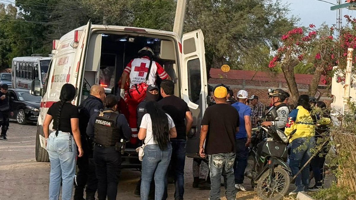 Integrantes de la Cruz Roja Mexicana llegan a la zona donde se cometió un ataque armado este domingo (México).