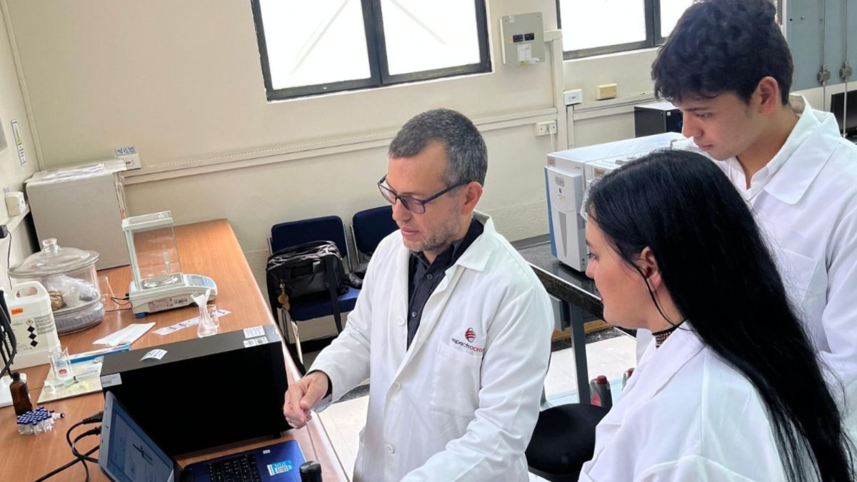 Un estudio académico detectó partículas plásticas en distintos tipos de sal comercializados en el país y plantea soluciones técnicas mediante filtración avanzada.