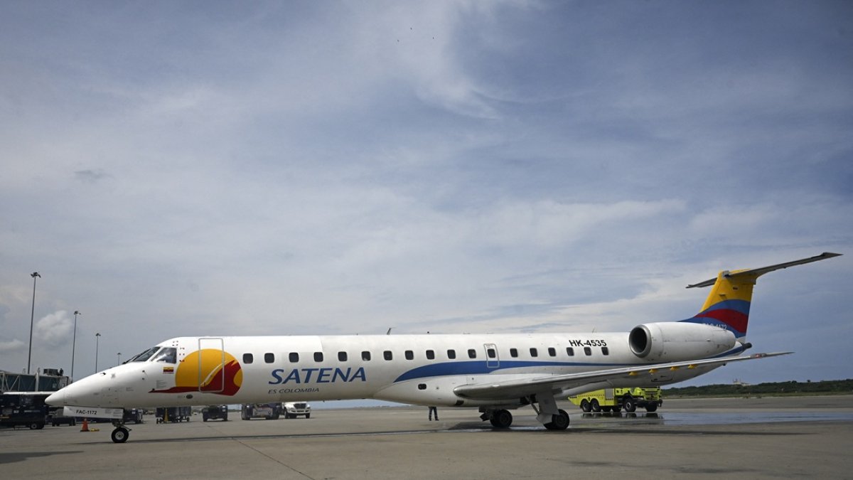 Un avión de Satena Airlines que cubre la ruta Bogotá-Caracas es fotografiado a su llegada al Aeropuerto Internacional Simón Bolívar en Maiquetía, Venezuela, el 9 de noviembre de 2022.