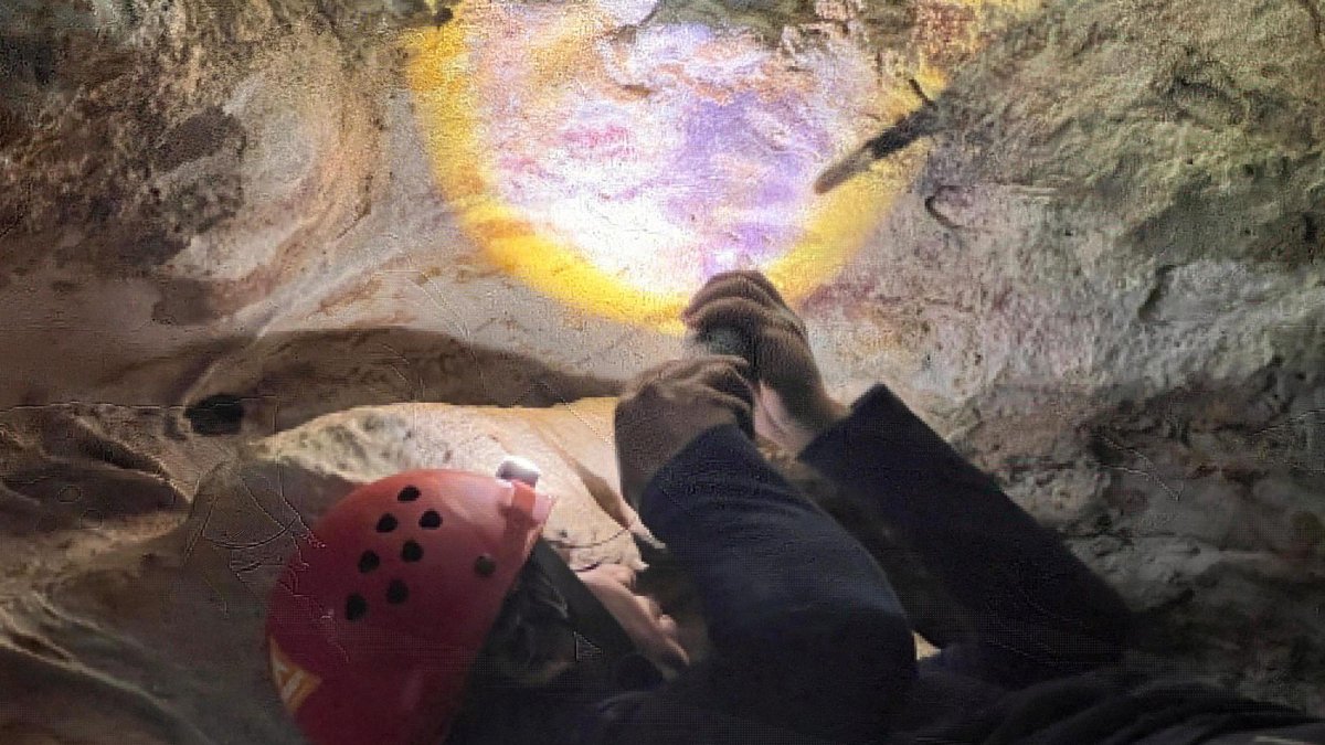 Adhi Agus Oktaviana, investigador especialista en arte rupestre de la agencia nacional de investigación e innovación de Indonesia (BRIN por sus siglas en inglés) en la cueva de la isla de Célebes.