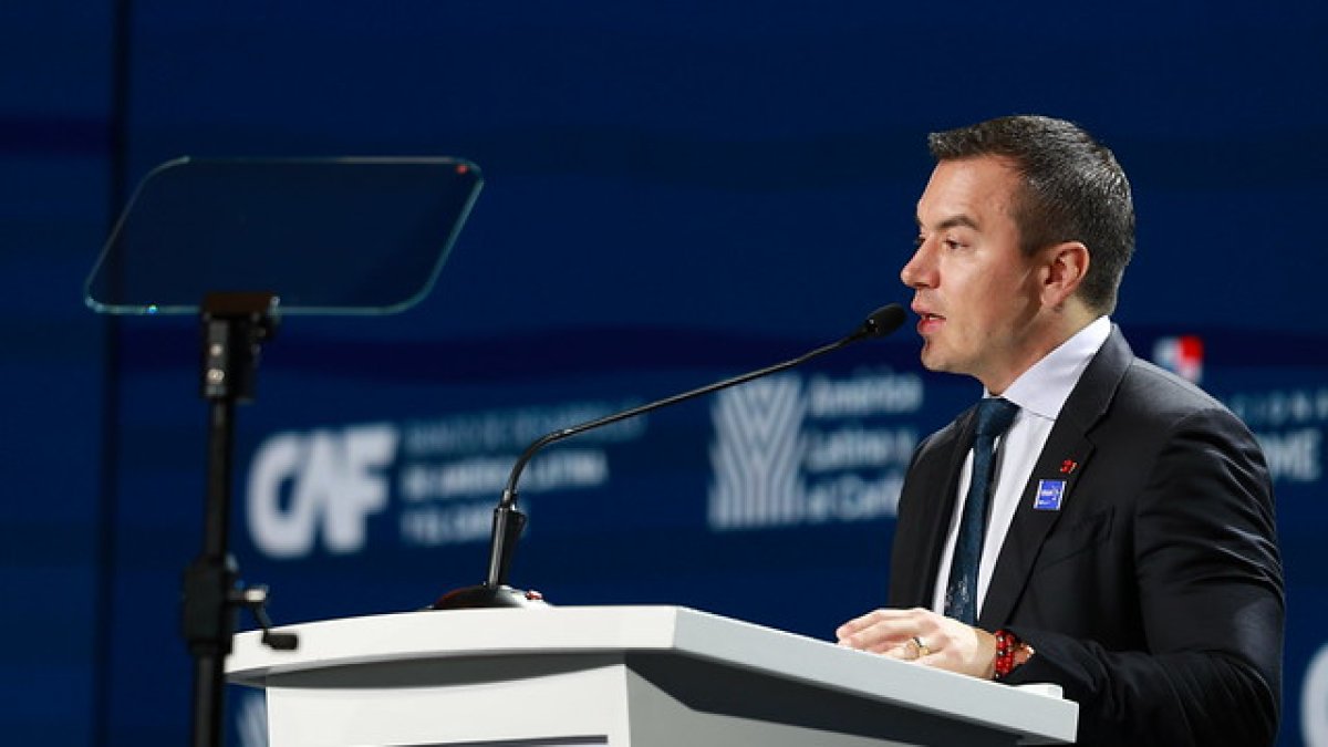 Daniel Noboa regresó a Ecuador desde Panamá por una emergencia interna, según informó el embajador Pascual del Cioppo.