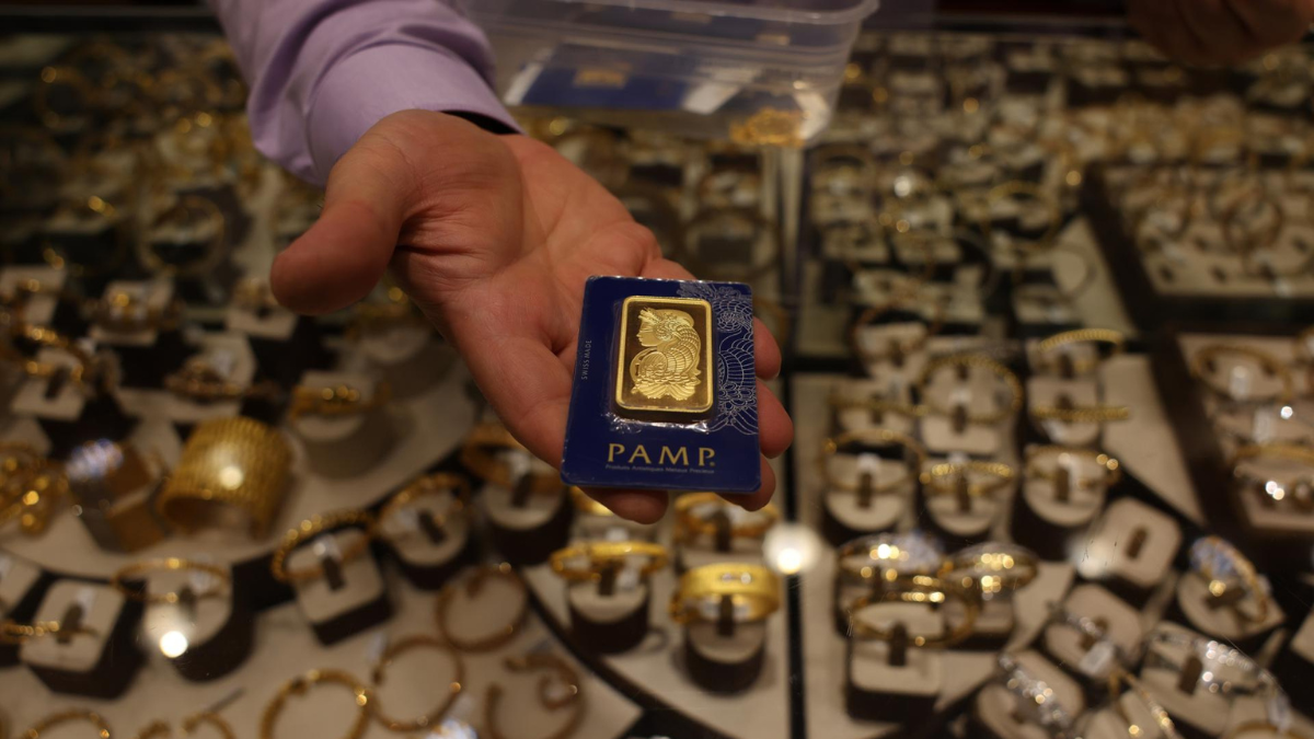 El precio del oro bordea los $5600 por onza.