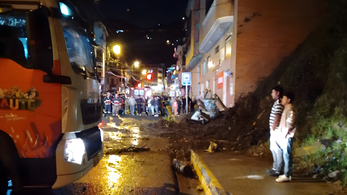 Un deslave cobró la vida de un adulto mayor y dejó a su mascota herida.