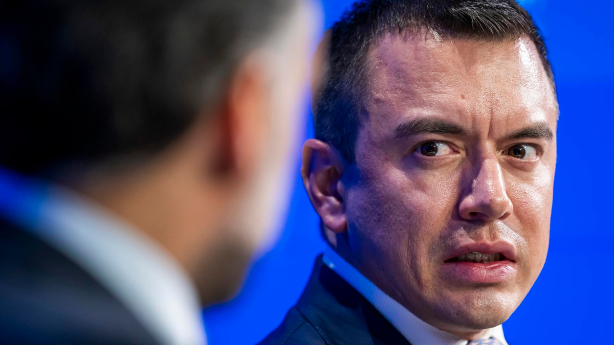 El presidente Daniel Noboa admite errores de forma en el acuerdo comercial con Emiratos Árabes Unidos, en medio de cuestionamientos sobre transparencia y procedimiento.