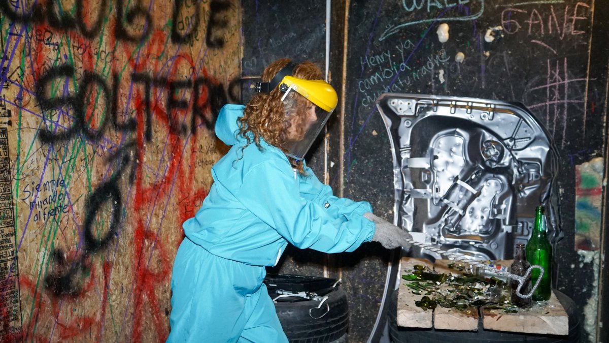 Con bates y martillos, los asistentes de Smash Club descargan tensiones en un espacio controlado y equipado con medidas de seguridad.