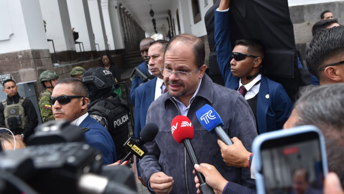 El ministro del Interior confirmó el retorno del presidente Daniel Noboa para encabezar la reunión del Bloque de Seguridad, en medio de operativos.