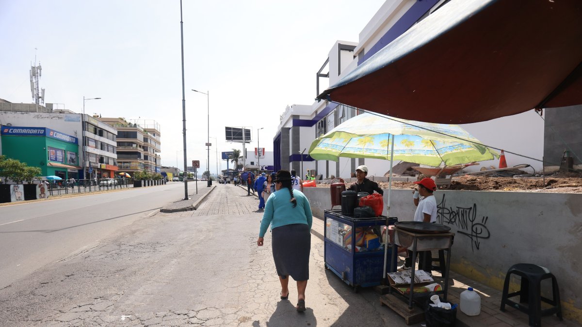 Con la construción, la acera se redujo. Apenas una persona puede camilar por allí.