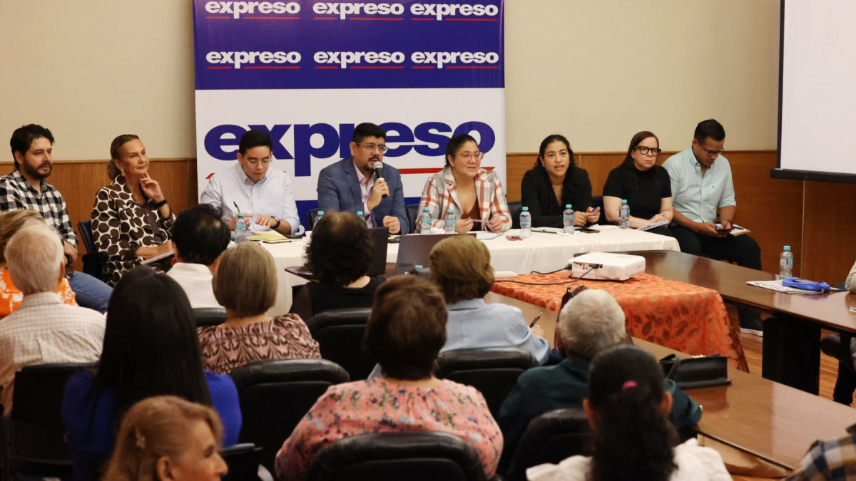 Editores de Diario EXPRESO dialogan con suscriptores en el aniversario de la Sala Editorial, un espacio que reafirma el compromiso con el periodismo participativo y la escucha activa.