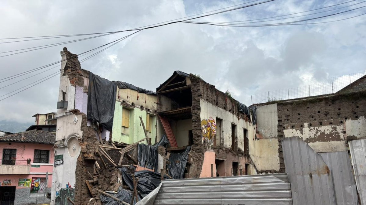 El 70% de la casa patrimonial se derrumbó. Se colocó plástico negro.