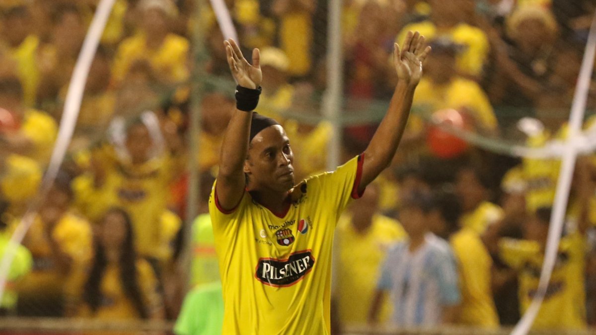 Ronaldinho fue la estrella de la Noche Amarilla 2016.