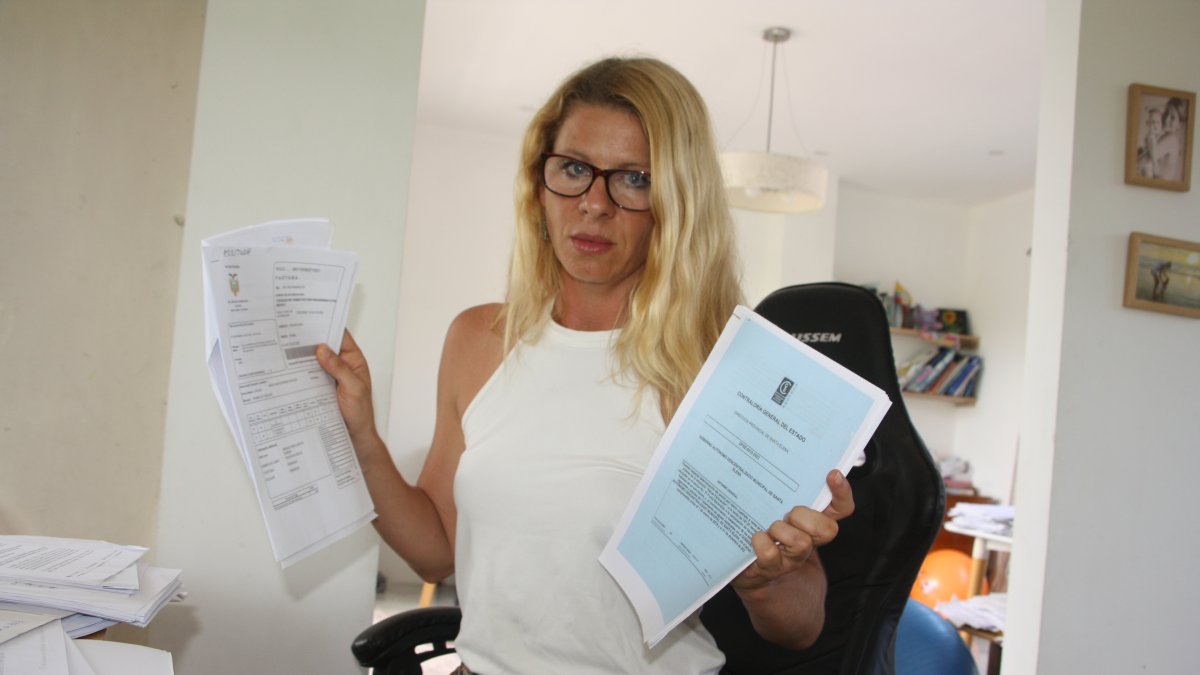 Monika Silva es presidenta de la fundación La Integridad y del Colectivo Ambiental Montañita. Realiza activismo anticorrupción en la provincia de Santa Elena.