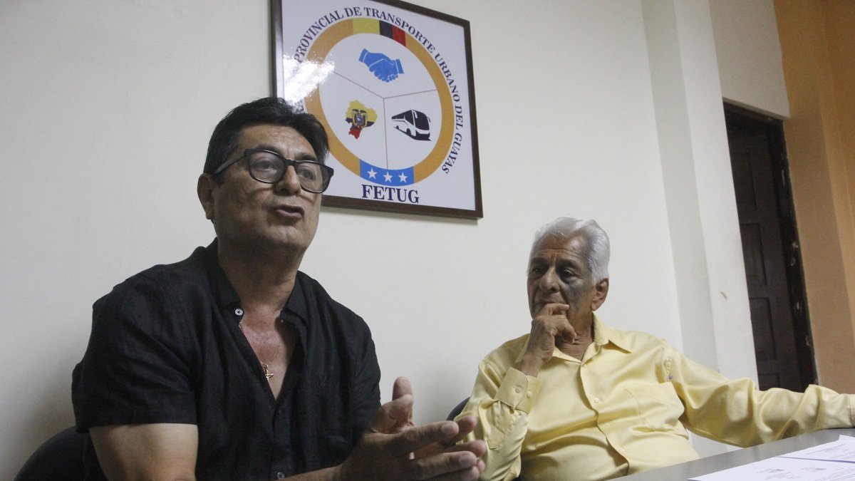 Oswaldo Guamán (i) y Ricardo Onofre, dirigentes gremiales de transporte.