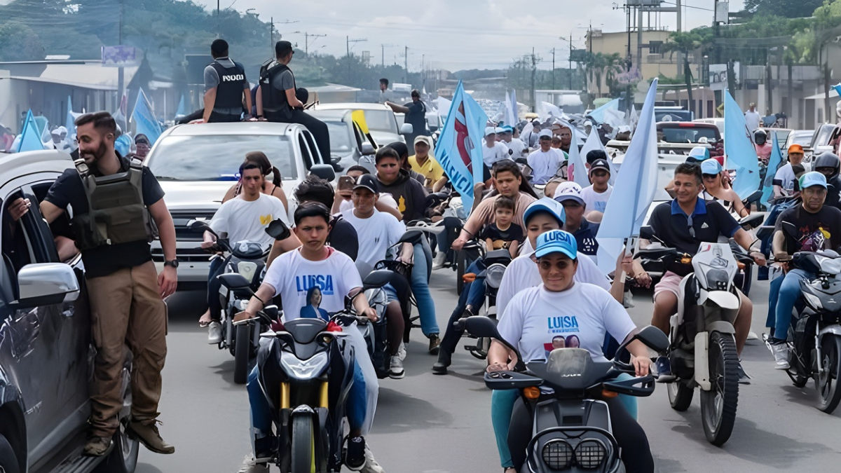 La política ecuatoriana ha estado marcada por partidos creados a la medida de sus líderes, estructuras frágiles que surgen para competir en elecciones y desaparecen cuando se agota el poder del caudillo.