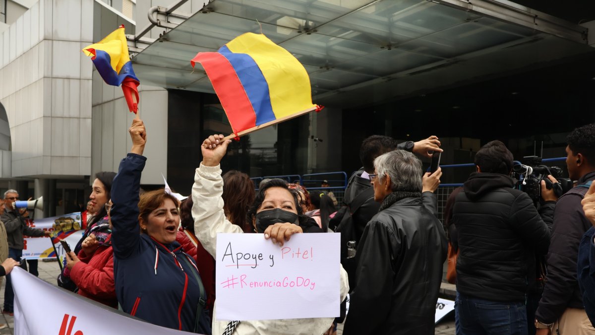 Quito. El 29 de enero de 2026, ciudadanos, exjueces y un grupo afín al correísmo realizaron un plantón afuera de la Judicatura.