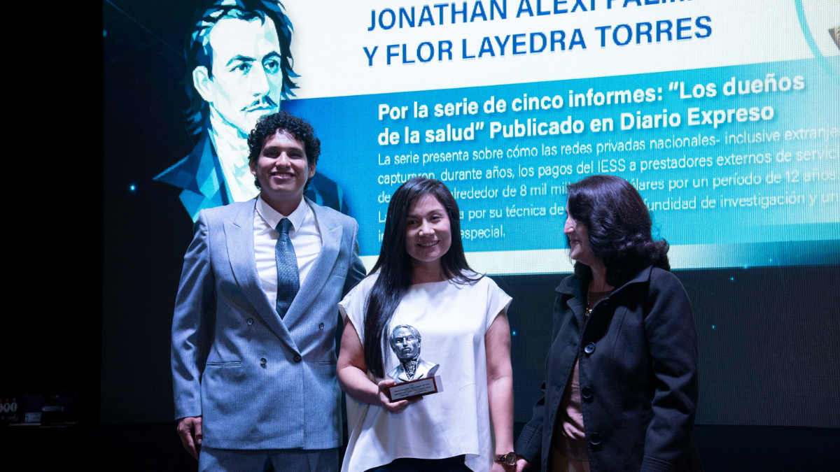Jonathan Palma y Flor Layedra reciben el premio Eugenio Espejo.