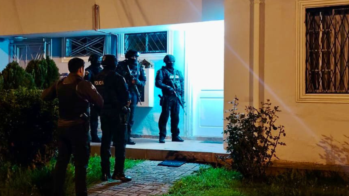 Agentes fuertemente armados durante uno de los allanamientos realizados en Tungurahua como parte del caso Jaque, en una operación nocturna que movilizó a unidades tácticas de la Policía Nacional.
