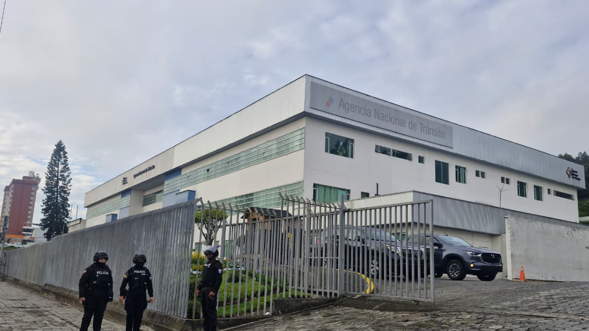 Policías afuera de la Agencia Nacional de Tránsito de Quito.