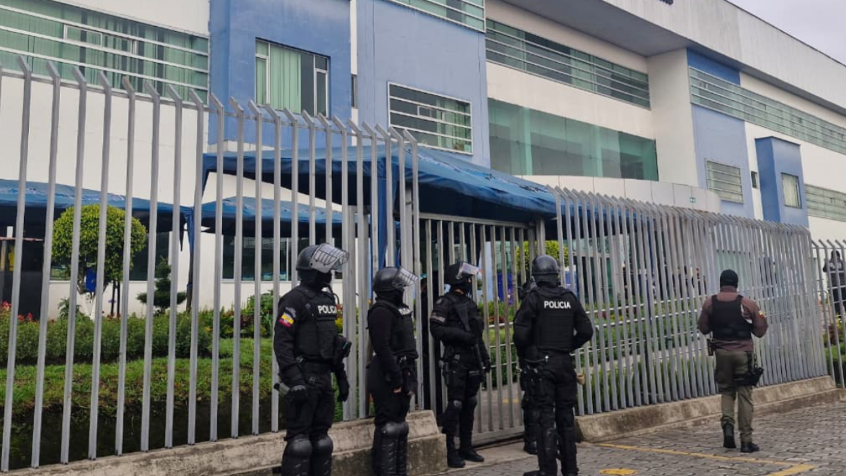 Miembros de la policía fuera de las instalaciones de la ANT.
