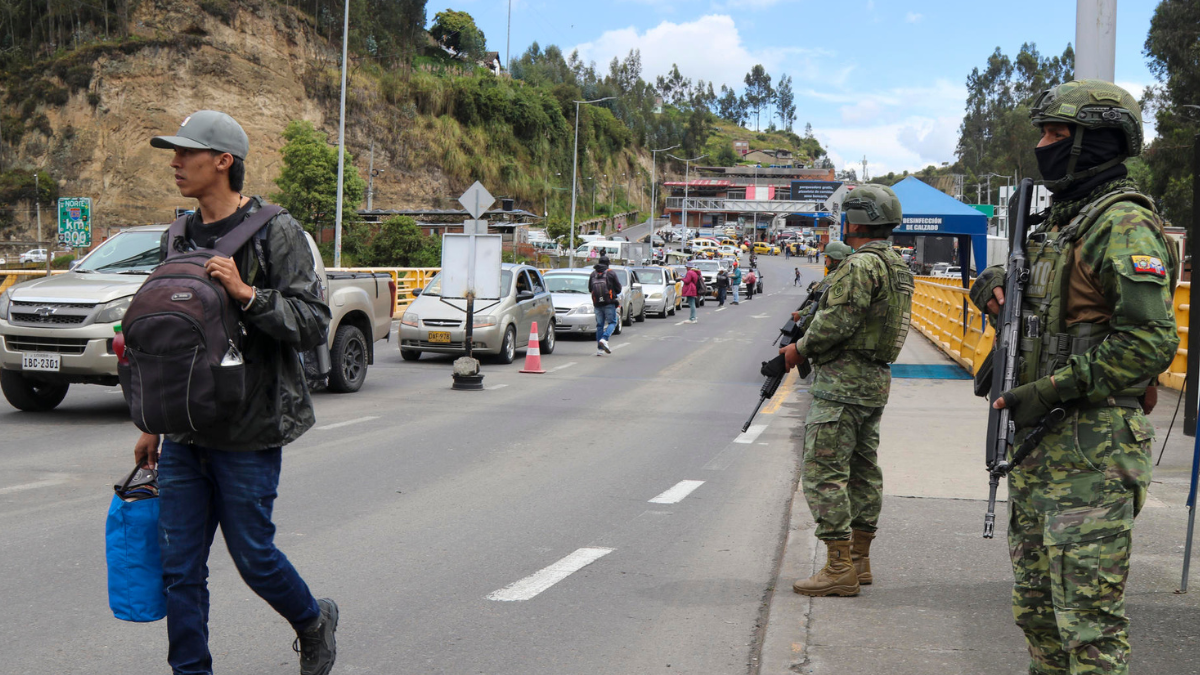Militares ecuatorianos vigilan el puente internacional de Rumichaca, en Tulcán, ante el aumento de tensiones fronterizas.