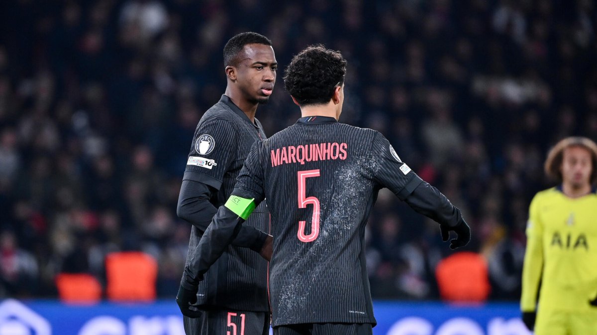Willian Pacho (i) junto a Marquinhos, en un partido de PSG en Champions League.