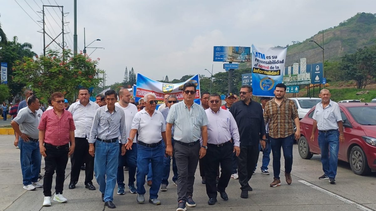 Dirigentes gremiales de transporte protestaron la mañana de este viernes 30 de enero en los exteriores de las oficinas de la ATM, en la avenida del Bombero, oeste de Guayaquil.