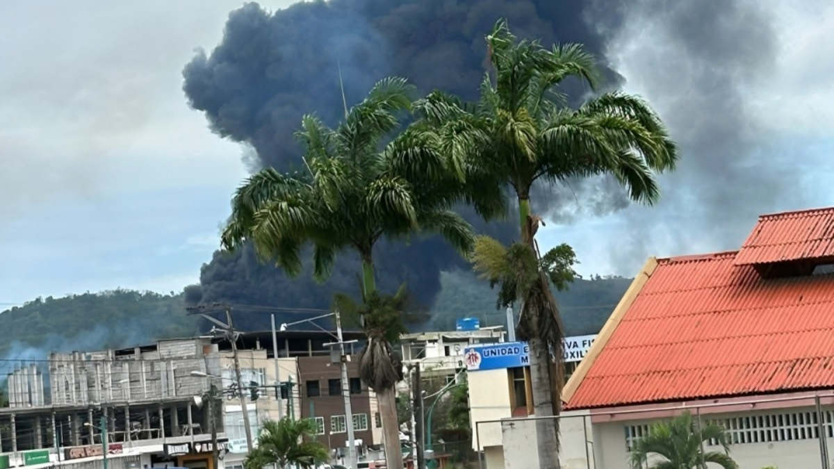 Una densa columna de humo negro se eleva desde la Refinería de Esmeraldas tras un incendio estructural que obligó a evacuar barrios y centros educativos cercanos como medida preventiva.