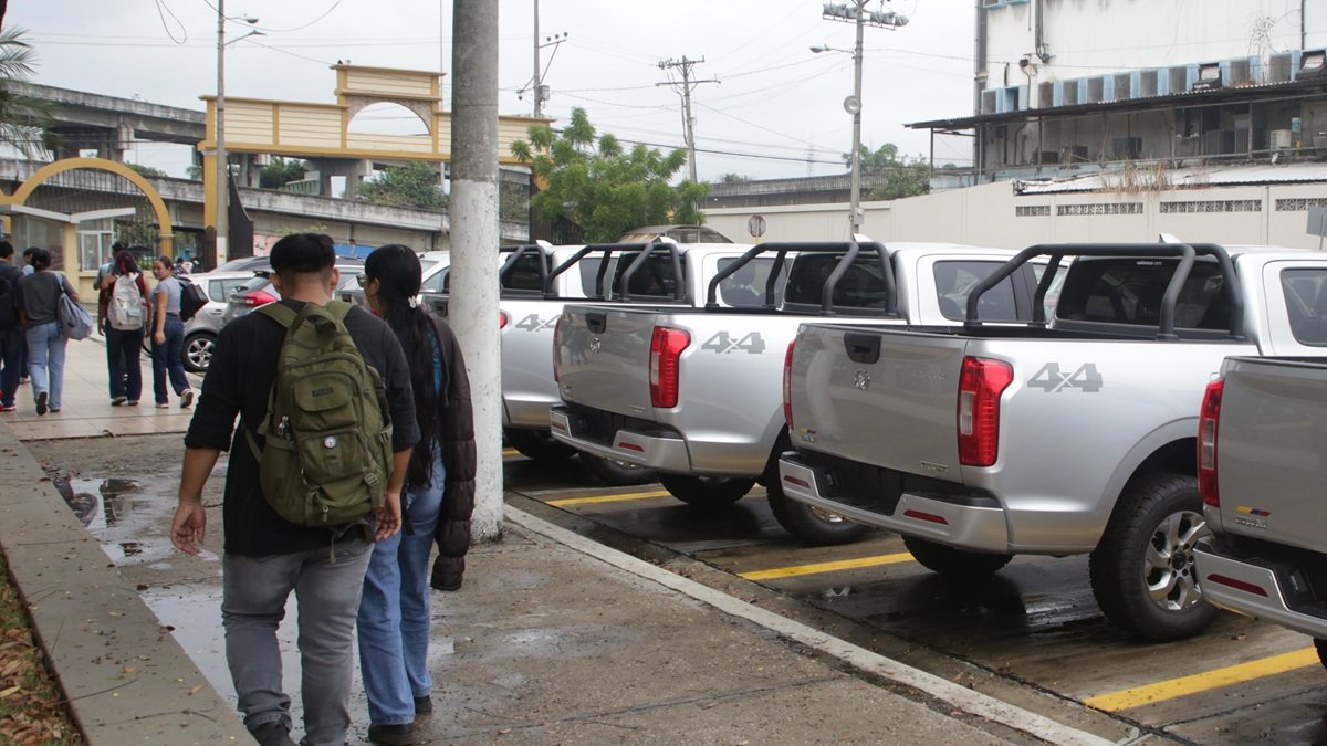 Cerca de 1.000 estudiantes se matricularon en el preuniversitario, superando el promedio de 400, según dijo el rector en su comparecencia ante la comisión legislativa.