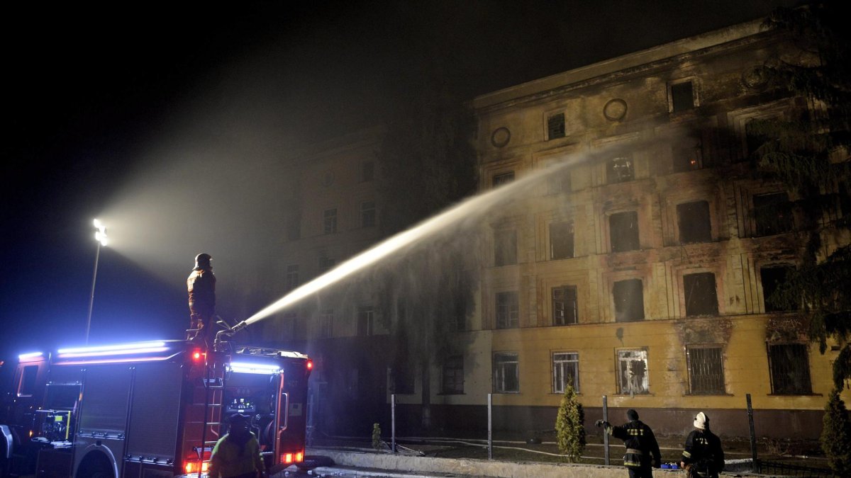 Bomberos ucranianos extinguen un fuego en un edificio atacado por Rusia en una imagen de archivo.