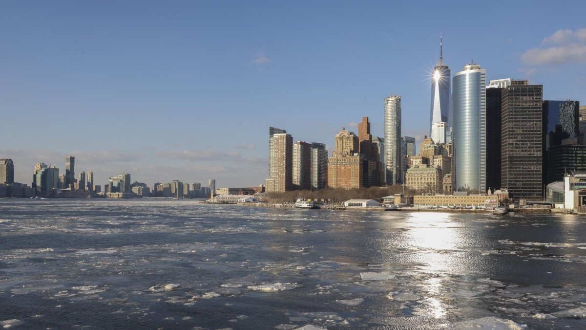 Hielo flota en el puerto de Nueva York en la confluencia de los ríos Este y Hudson mientras  en Nueva York, EE.UU., el 29 de enero de 2026.