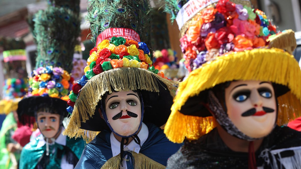 Personas participan en el baile del Toro Huaco en las fiestas patronales en honor a San Sebastián, en Diriamba (Nicaragua).