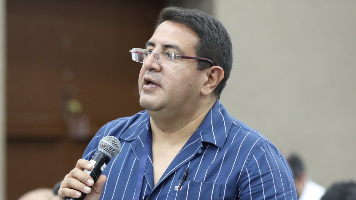 El exasambleísta del correísmo, Santiago Díaz, fue llevado a la Fiscalía, dos días después de los allanamientos por el caso Caja Chica.