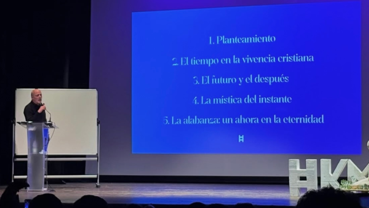 José Pedro Manglano expone los pilares espirituales de Hakuna durante una charla sobre fe y juventud.