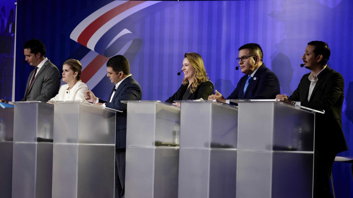 Fotografía del 27 de enero de 2026 que muestra a los candidatos presidenciales,en un debate en San José (Costa Rica).