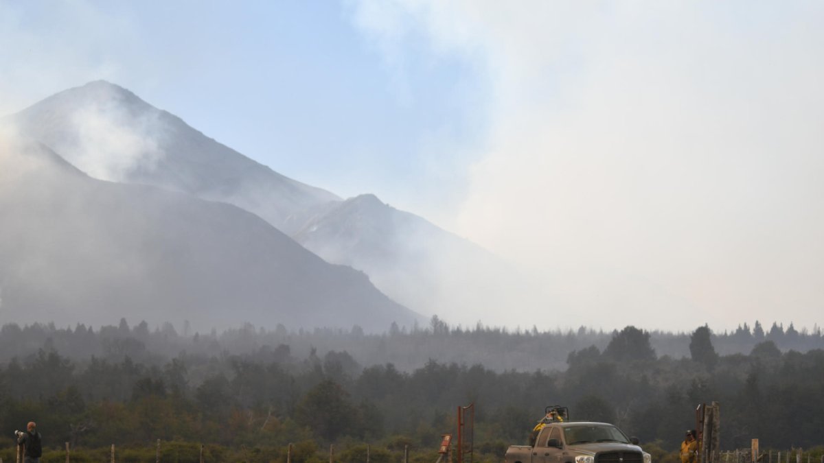 Fotografía donde se observa una zona con humo durante un incendio en Cholila, en la provincia de Chubut (Argentina).