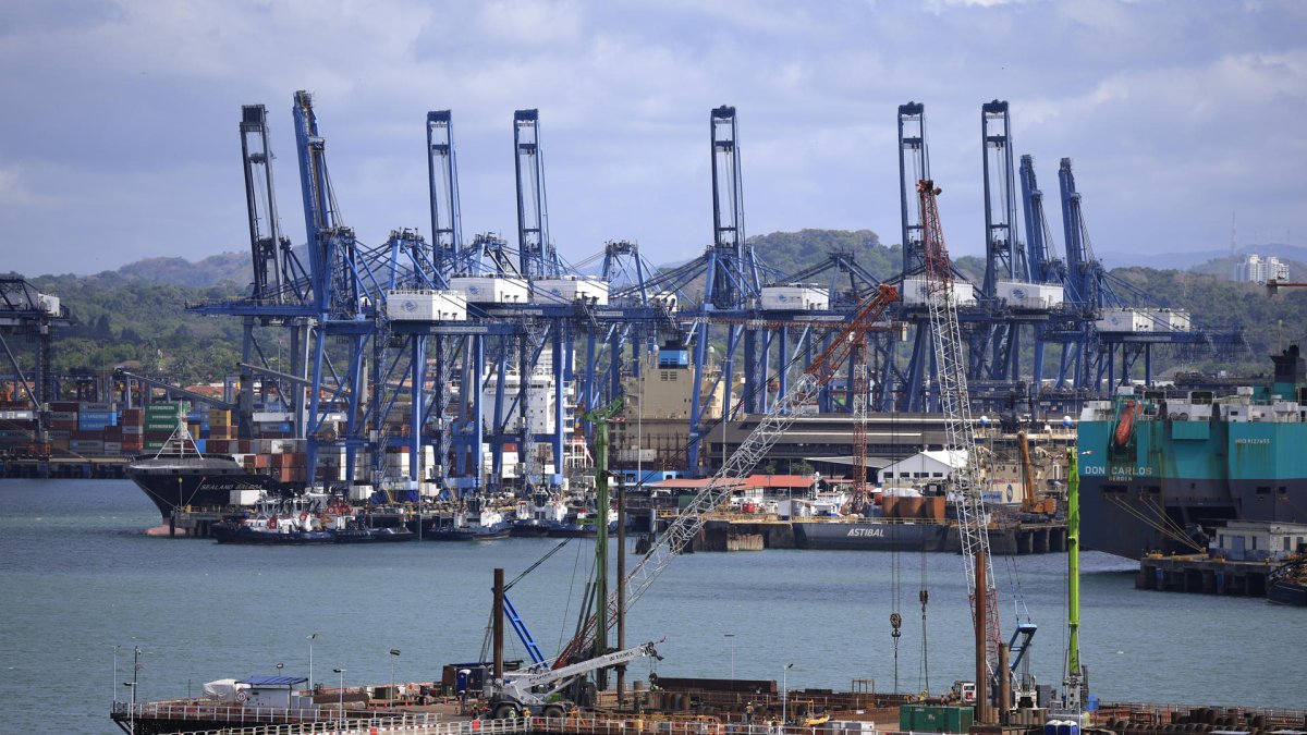 Fotografía que muestra buques de carga en el Canal de Panamá este viernes, en Ciudad de Panamá (Panamá).