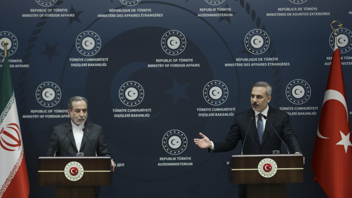 El ministro de Asuntos Exteriores turco, Hakan Fidan, y el ministro de Asuntos Exteriores iraní, Abbas Araghchi, en conferencia de prensa tras reunión en Estambul, Turquía, el 30 de enero de 2026.