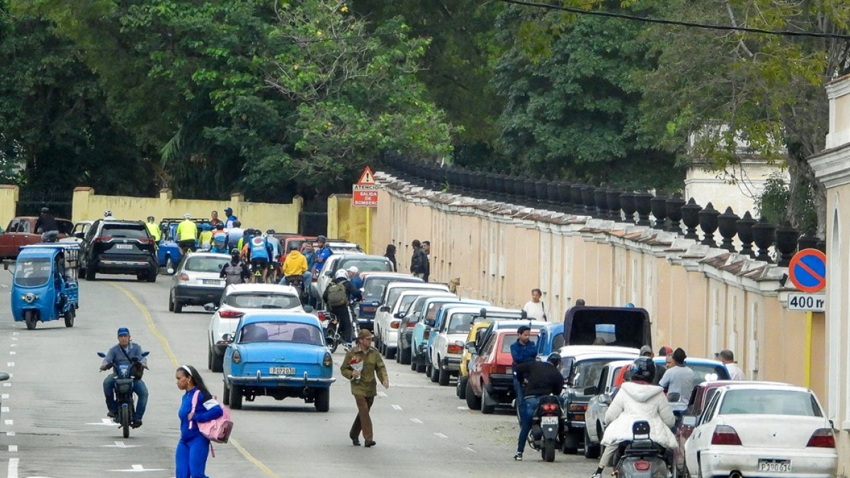 Una larga fila de carros esperan para abastecerse de combustible este viernes 30 de enero de 2026 en La Habana.