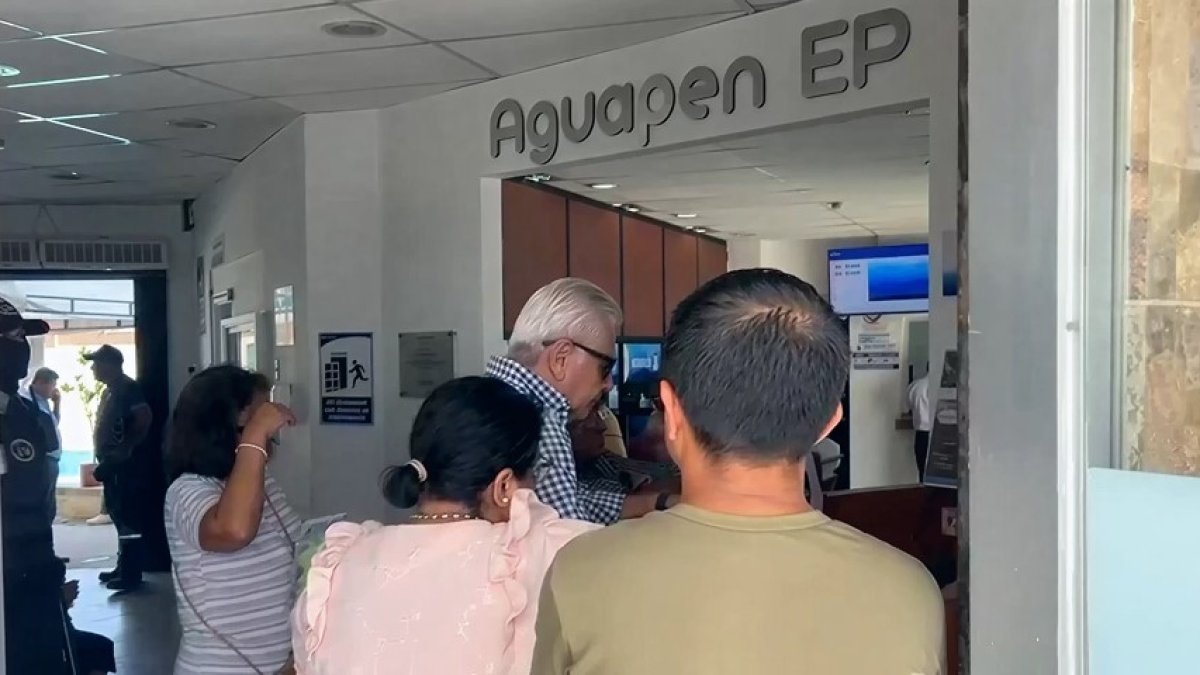 Habitantes de Santa Elena acudieron a las oficinas de Aguapen para reclamar por el costo de la planilla.