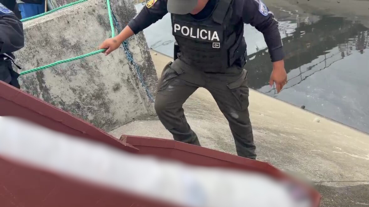 El ataúd fue retirado del agua por la Policía.