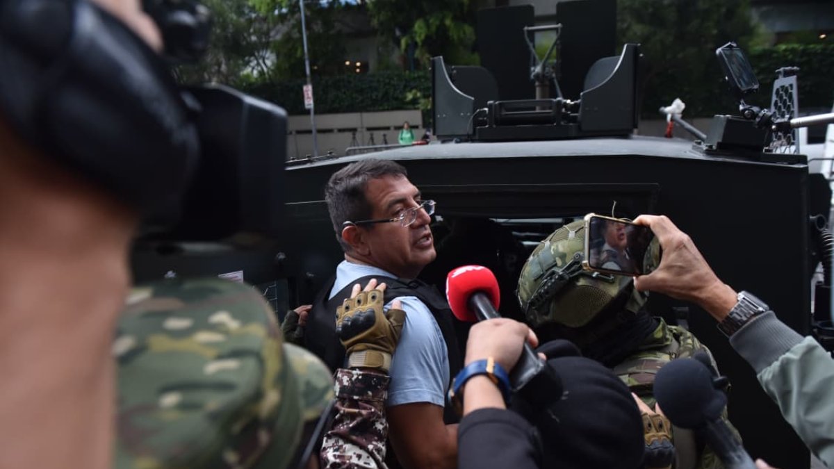 Santiago Díaz en su salida de la Fiscalía aprovechó para decir que es inocente de la violación a una menor y que trasladó dinero desde Venezuela a Ecuador.