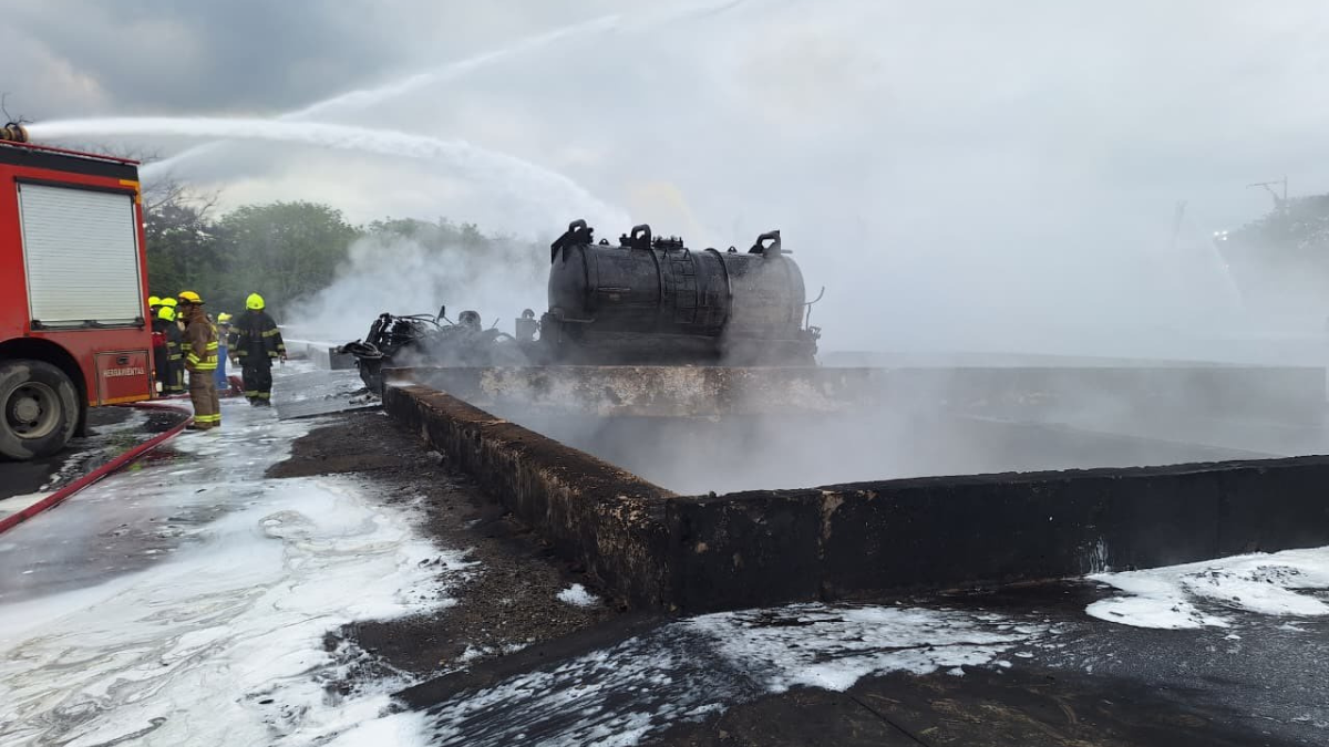 Bomberos de Esmeraldas trabajando para extinguir el incendio en la Refinería de Esmeraldas.
