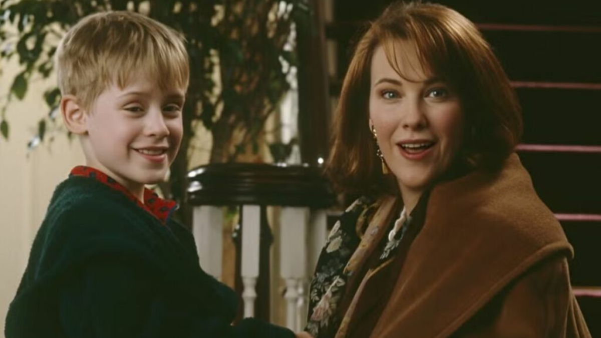Macaulay Culkin y Catherine O’Hara en una escena de Home Alone, clásico del cine familiar.